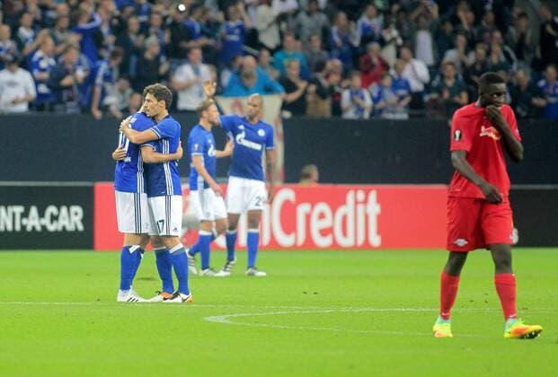 29.09.2016 - Nabil Bentaleb (FC Schalke 04) und Benjamin Stambouli (FC Schalke 04) freuen sich über den 3:1 Sieg beim Europa League Gruppenspiel (Saison 2016 17) FC Schalke 04 - FC Salzburg. Â
