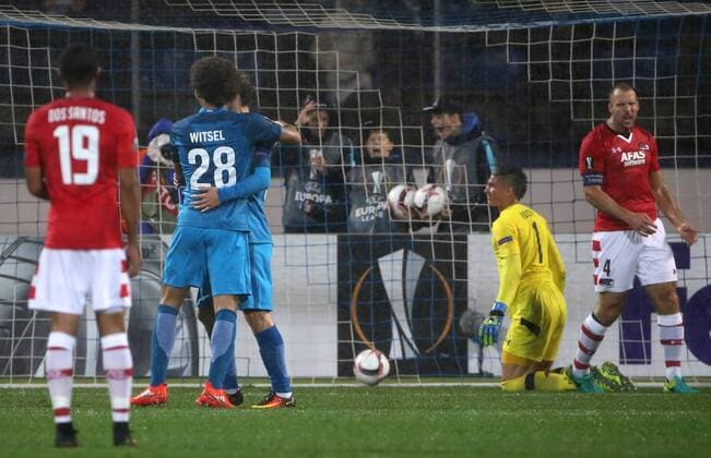 ST PETERSBURG, RUSSIA â€“ SEPTEMBER 29, 2016: AZ Alkmaar s goalkeeper Sergio Rochet (2nd R) concedes a goal in the2016 17 UEFA Europe League Group D Round 2 football match against FC Zenit St Petersburg at Petrovsky Stadium. Alexander Demianchuk TASS  TS032CCE