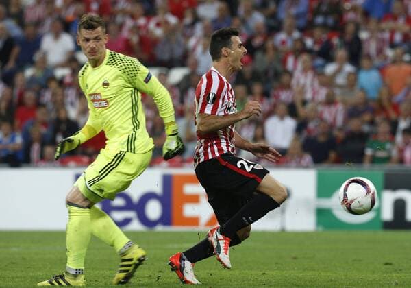 Rapid Viena s goalkeeper Strebinger (L) fights for the ball with Athletic s Aritz Aduriz during the UEFA EURO EM Europameisterschaft Fussball match between Athletic Bilbao and Rapid Viena, Bilbao, Basque Country, Spain. ATHLETIC BILBAO VS. RAPID DE VIENA !ACHTUNG: NUR REDAKTIONELLE NUTZUNG!  BIL001 20160929-636107840720915662