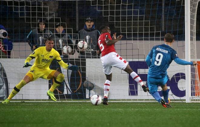 ST PETERSBURG, RUSSIA â€“ SEPTEMBER 29, 2016: AZ Alkmaar s goalkeeper Sergio Rochet (L) concedes a goal in the2016 17 UEFA Europe League Group D Round 2 football match against FC Zenit St Petersburg at Petrovsky Stadium. Alexander Demianchuk TASS  TS032CD0