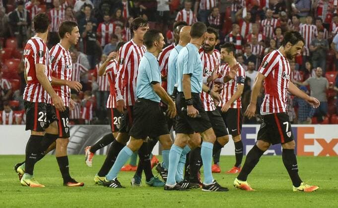 Athletic s players protest the decision of the referees of nullifying a penalty during the UEFA EURO EM Europameisterschaft Fussball match between Athletic Bilbao and Rapid Viena, Bilbao, Basque Country, Spain. ATHLETIC BILBAO VS. RAPID DE VIENA !ACHTUNG: NUR REDAKTIONELLE NUTZUNG!  BIL001 20160929-636107850319778183