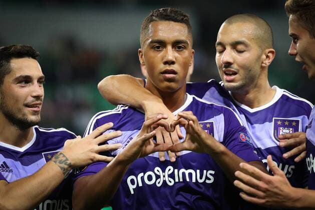 Anderlecht s Youri Tielemans (C) celebrates with his teammates after scoring during a game on the second day of the group stage (group C) of the UEFA Europa League competition between French club AS Saint-Etienne and Belgian soccer team RSC Anderlecht in Saint-Etienne, France, Thursday 29 September 2016. VIRGINIExLEFOUR  x04944012x