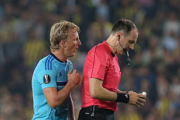 Referee Jonas Eriksson and Feyenoord s Dirk Kuyt during UEFA Europa League game between Fenerbahce and Feyenoord at Ulker Stadium in Kadikoy, Istanbul, 29th of September 2016. (  Copyright: TolgaxAdanalix-xDepoxPhotos 15521159