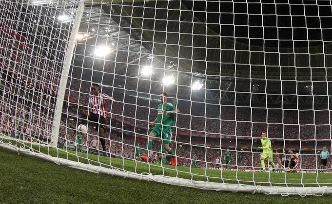 Athletic Bilbao s Inaki Williams (L) socres the goal nullified by referee Tony Chapron during the UEFA EURO EM Europameisterschaft Fussball match between Athletic Bilbao and Rapid Viena, Bilbao, Basque Country, Spain. ATHLETIC BILBAO VS. RAPID DE VIENA !ACHTUNG: NUR REDAKTIONELLE NUTZUNG!  BIL001 20160929-636107854377754157