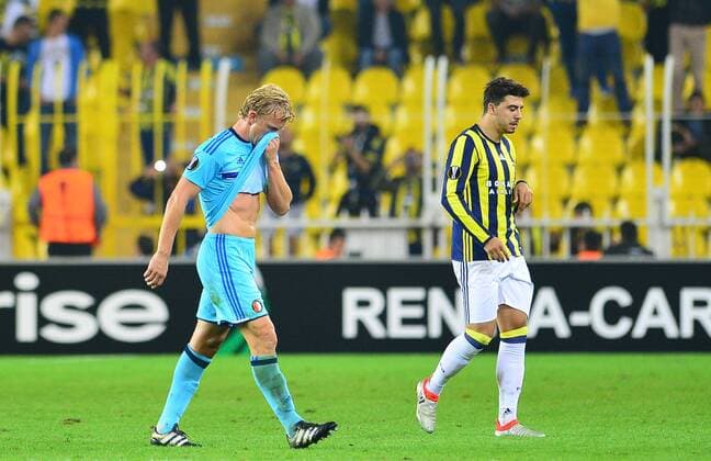 UEFA Europa League Group A day 2 match between Fenerbahce and Feyenoord at Ulker Stadium in Istanbul , Turkey , September 29 , 2016. Pictured: Ozan Tufan (R) of Fenerbahce and Dirk Kuyt (L) of Feyenoord. 
