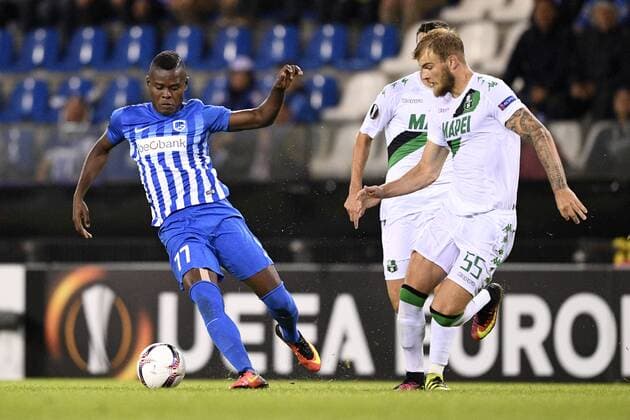 Genk s Mwbana Ally Samatta and Sassuolo s Timo Letschert fight for the ball during a game on the second day of the group stage (group F) of the Europa League competition between Belgian soccer team KRC Genk and Italian club US Sassuolo Calcio in Genk, Thursday 29 September 2016. YORICKxJANSENS  x04944022x
