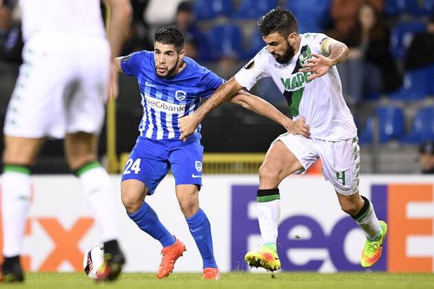 Genk s Alejandro Pozuelo and Sassuolo s Francesco Magnanelli fight for the ball during a game on the second day of the group stage (group F) of the Europa League competition between Belgian soccer team KRC Genk and Italian club US Sassuolo Calcio in Genk, Thursday 29 September 2016. YORICKxJANSENS  x04944026x