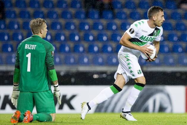 Genk s goalkeeper Marco Bizot pictured after Sassuolo s Antonino Ragusa scored a goal during a game on the second day of the group stage (group F) of the Europa League competition between Belgian soccer team KRC Genk and Italian club US Sassuolo Calcio in Genk, Thursday 29 September 2016. KRISTOFxVANxACCOM  x04944027x