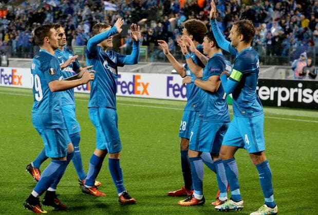 ST PETERSBURG, RUSSIA â€“ SEPTEMBER 29, 2016: FC Zenit St Petersburg s players celebrate scoring in the 2016 17 UEFA Europe League Group D Round 2 football match against AZ Alkmaar at Petrovsky Stadium. Alexander Demianchuk TASS  TS032CE0