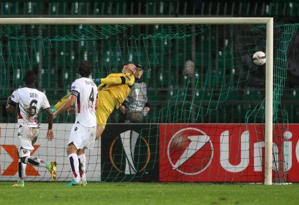 KRASNODAR, RUSSIA - SEPTEMBER 29, 2016: OGC Nice s goalkeeper Yoan Cardinale (background) concedes a goal in the 2016 17 UEFA Europe League Group I Round 2 football match against FC Krasnodar at the Kuban Stadium. Krasnodar won the game 5-2. Pictured in this image are OGC Nice s Jean Seri and Paul Baysse (L-R front). Vitaly Timkiv TASS  TS032CD7