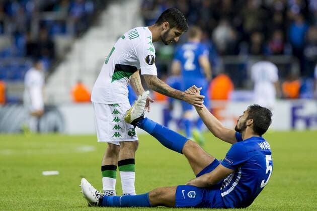 Sassuolo s Matteo Politano and Genk s Sandy Walsh pictured during a game on the second day of the group stage (group F) of the Europa League competition between Belgian soccer team KRC Genk and Italian club US Sassuolo Calcio in Genk, Thursday 29 September 2016. KRISTOFxVANxACCOM  x04944063x