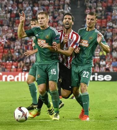Athletic Bilbao s Raul Garcia (C) in action against Rapid Viena s Bosnian Srdjan Grahovac (L) and Mario Pavelic (R) during the UEFA EURO EM Europameisterschaft Fussball match between Athletic Bilbao and Rapid Viena, Bilbao, Basque Country, Spain. ATHLETIC BILBAO VS. RAPID DE VIENA !ACHTUNG: NUR REDAKTIONELLE NUTZUNG!  BIL001 20160929-636107873773609489