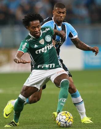 Gr?mio x Palmeiras PORTO ALEGRE, RS - 28.09.2016: GRÊMIO X PALMEIRAS - The player Ze Roberto, the SE Palmeiras, ball dispute with Walace, player of Grêmio FPA during a match valid for the quarterfinals of the Brazil Cup, the Grêmio Arena. (Photo: Cesar Greco Fotoarena) x1209214x  CesarxGreco