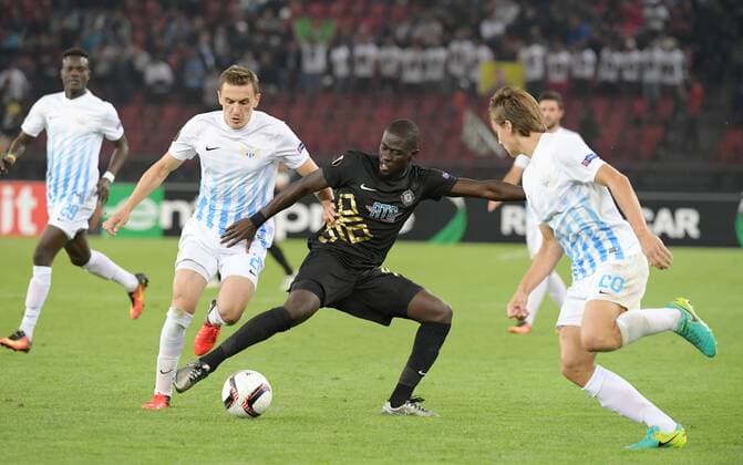 29.09.2016 Zürich.Schweiz Stadion Letzigrund Fussball Herren Saison 2016 2017 Europa League FC Zürich - Osmanlispor . Bild zeigt Badou Ndiaye (Osmanisport (M) gegen Burim Kukeli li. und Cedric Brunner re Aktion 