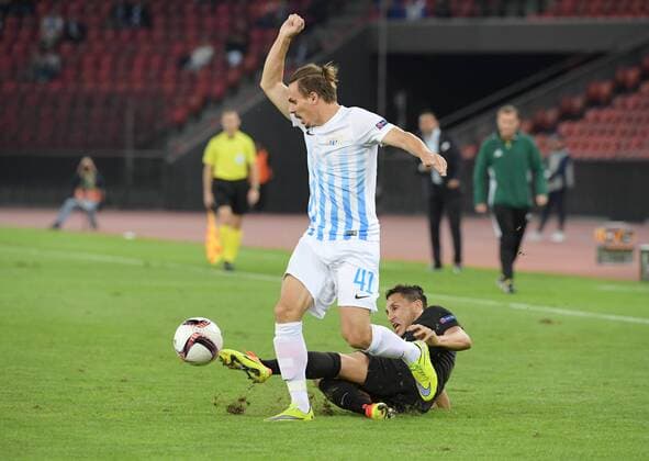 29.09.2016 Zürich.Schweiz Stadion Letzigrund Fussball Herren Saison 2016 2017 Europa League FC Zürich - Osmanlispor . Bild zeigt Kay Voser (FC Zürich) gegen Adrien Regattin (Osmanlisport am Boden Aktion Zweikampf 
