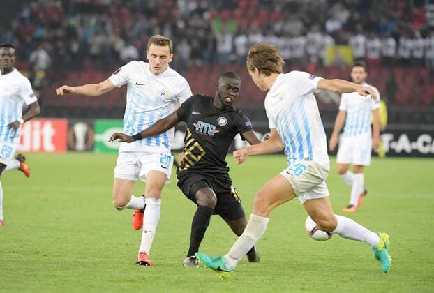 29.09.2016 Zürich.Schweiz Stadion Letzigrund Fussball Herren Saison 2016 2017 Europa League FC Zürich - Osmanlispor . Bild zeigt Badou Ndiaye (Osmanisport (M) gegen Burim Kukeli li. und Cedric Brunner re Aktion 