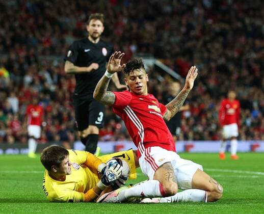 Bilder des Tages - SPORT Marcos Rojo of Manchester United ManU collides with Oleksiy Shevchenko of FC Zorya Luhansk during the UEFA Europa League match at Old Trafford Stadium, Manchester. Picture date: September 29th, 2016. Pic Matt McNulty Sportimage EDITORIAL USE ONLY. No use with unauthorised audio, video, data, fixture lists, club league logos or live services. Online in-match use limited to 120 images, no video emulation. No use in betting, games or single club league player publications.
