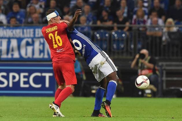 Fußball Europa League Gruppenphase 2. Spieltag Schalke 04 - Red Bull Salzburg am 29.09.2016 in der Veltins Arena in Gelsenkirchen Jonatan Soriano ( Salzburg ), links - Breel Embolo ( Schalke ), rechts xRx