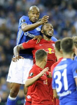 Fussball, UEFA Europe League, Herren, Saison 2016 2017, 2. Spieltag, VELTINS Arena Gelsenkirchen: FC Schalke 04, S04 (blau) - Red Bull Salzburg (rot) 3:1; Naldo (S04), Paulo Miranda (RB Salzburg), Aktion.