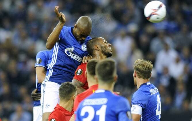 Fussball, UEFA Europe League, Herren, Saison 2016 2017, 2. Spieltag, VELTINS Arena Gelsenkirchen: FC Schalke 04, S04 (blau) - Red Bull Salzburg (rot) 3:1; Naldo (S04), Paulo Miranda (RB Salzburg), Aktion.