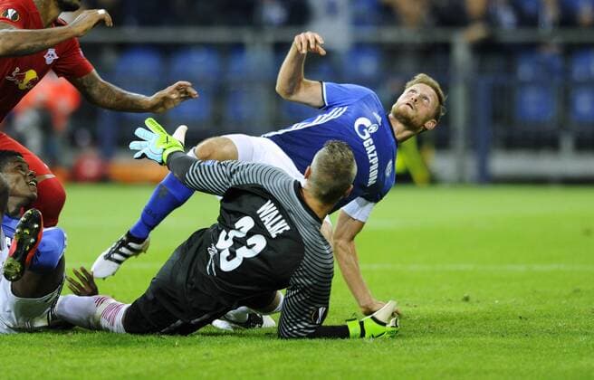 Fussball, UEFA Europe League, Herren, Saison 2016 2017, 2. Spieltag, VELTINS Arena Gelsenkirchen: FC Schalke 04, S04 (blau) - Red Bull Salzburg (rot) 3:1; Benedikt Höwedes (S04) setzt an zum 3:1 gegen Alexander Walke (RB Salzburg), Aktion.