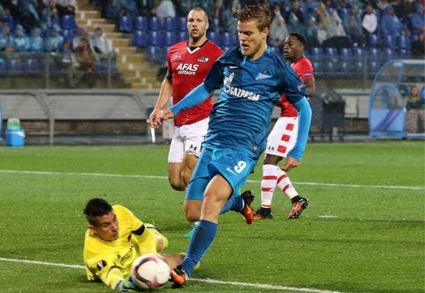 ST PETERSBURG, RUSSIA â€“ SEPTEMBER 29, 2016: AZ Alkmaar s goalkeeper Sergio Rochet (L) defends against Zenit St Petersburg s Alexander Kokorin in their 2016 17 UEFA Europe League Group D Round 2 football match at Petrovsky Stadium. FC Zenit won the game 5-0. Alexander Demianchuk TASS  TS032CF0