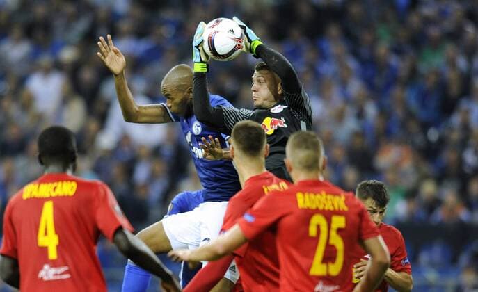 Fussball, UEFA Europe League, Herren, Saison 2016 2017, 2. Spieltag, VELTINS Arena Gelsenkirchen: FC Schalke 04, S04 (blau) - Red Bull Salzburg (rot) 3:1; Naldo (S04), Alexander Walke (RB Salzburg), Aktion.