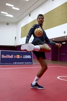 Formel 1, GP Malaysia, Daniel Ricciardo trainiert Hallenfußball Daniel Ricciardo. Atmosphere at Sepang circuit a few days before the Grand Prix of Malaysia. In this picture, Daniel Ricciardo. xRUBIOx  RV RACING PRESS