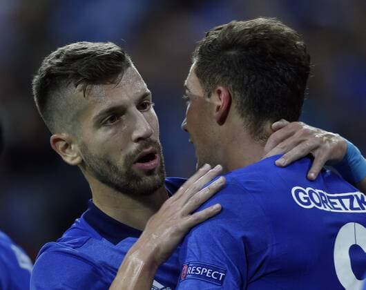 Gelsenkirchen, Deutschland, UEFA - EL , Spieltag 2 , International, FC Schalke 04 - FC Salzburg 3-1 am 29. 09 .2016 in der Veltins Arena auf Schalke in Gelsenkirchen Matija NASTASIC (S04) li.- freut sich mit Leon GORETZKA (S04) nach dessen Treffer zum 1-0