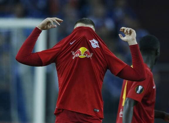 Gelsenkirchen, Deutschland, UEFA - EL , Spieltag 2 , International, FC Schalke 04 - FC Salzburg 3-1 am 29. 09 .2016 in der Veltins Arena auf Schalke in Gelsenkirchen Duje CALETA - CAR (RBS) möchte nach seinem Eigentor am liebsten unerkannt bleiben