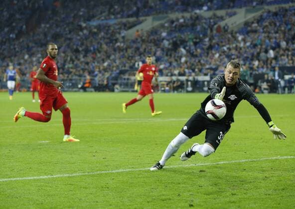 Gelsenkirchen, Deutschland, UEFA - EL , Spieltag 2 , International, FC Schalke 04 - FC Salzburg 3-1 am 29. 09 .2016 in der Veltins Arena auf Schalke in Gelsenkirchen Der Salzburger Torwart Alexander WALKE (RBS) re.- kann den abgefälschten Schuss zum 2-0 nicht halten