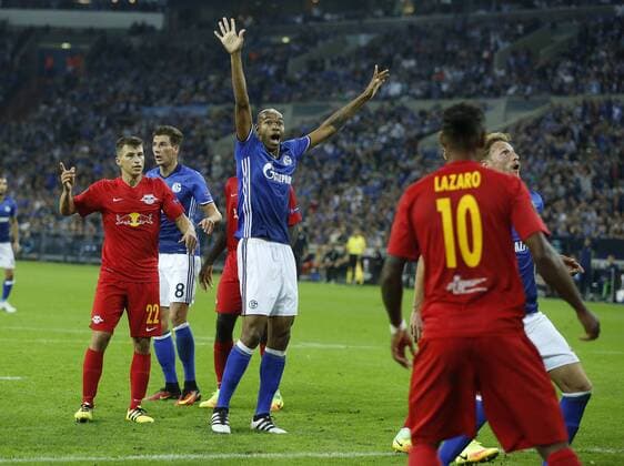 Gelsenkirchen, Deutschland, UEFA - EL , Spieltag 2 , International, FC Schalke 04 - FC Salzburg 3-1 am 29. 09 .2016 in der Veltins Arena auf Schalke in Gelsenkirchen NALDO (S04) 3.v.li.- reklamiert, das sein Kopfball im Tor gelandet ist und als Treffer zum 3-1 anerkannt wird