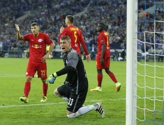 Gelsenkirchen, Deutschland, UEFA - EL , Spieltag 2 , International, FC Schalke 04 - FC Salzburg 3-1 am 29. 09 .2016 in der Veltins Arena auf Schalke in Gelsenkirchen Der Salzburger Torwart Alexander WALKE (RBS) 2.v.li.- reklamierten Treffer der Schalker zum 3-0