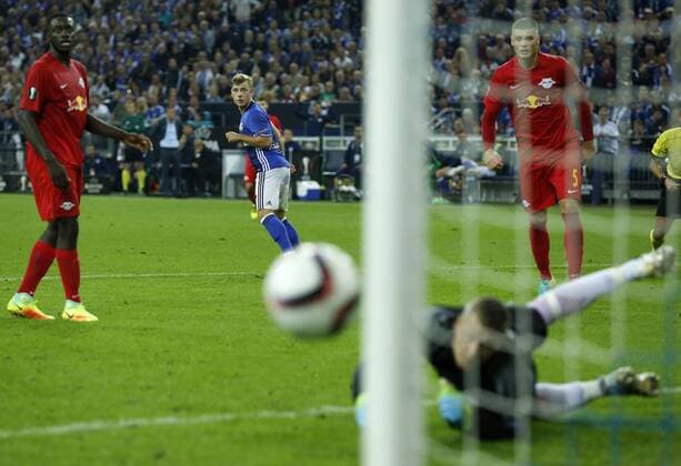 Gelsenkirchen, Deutschland, UEFA - EL , Spieltag 2 , International, FC Schalke 04 - FC Salzburg 3-1 am 29. 09 .2016 in der Veltins Arena auf Schalke in Gelsenkirchen Der Salzburger Torwart Alexander WALKE (RBS) 2.v.re.- kann den Schuss von Maximilian MEYER (S04) 2.v.li.- parieren