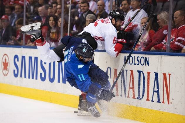 Europas Anze Kopitar, Kanadas Shea Weber - Toronto - Eishockey, World Cup of Hockey, Nationalteam Länderspiel, Finale, Europa vs. Kanada.  Copyright: JOELxMARKLUND BB160929JM005