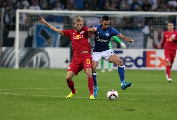 29.09.2016. Gelsenkirchen, Germany. UEFA Champions League. Schalke 04 versus FC Red Bull Salzburg Stadium Veltins Arena. Konrad Laimer (Salzburg) against Nabil Bentaleb (Schalke) xlaurent.lairysx  ActionPlus11794583