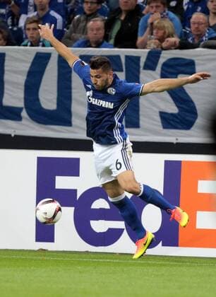 29.09.2016. Gelsenkirchen, Germany. UEFA Champions League. Schalke 04 versus FC Red Bull Salzburg Stadium Veltins Arena. Sead Kola& x161;inac (schalke) keeps the ball in play xlaurent.lairysx  ActionPlus11794586