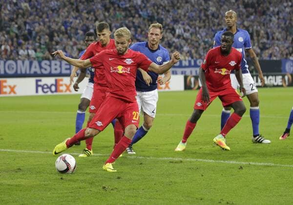 29.09.2016. Gelsenkirchen, Germany. UEFA Champions League. Schalke 04 versus FC Red Bull Salzburg Stadium Veltins Arena. Konrad Laimer (salzburg) shoots on goal xlaurent.lairysx  ActionPlus11794600