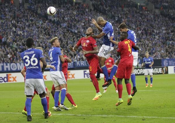 29.09.2016. Gelsenkirchen, Germany. UEFA Champions League. Schalke 04 versus FC Red Bull Salzburg Stadium Veltins Arena. The header by defender Naldo schalke over Salzburgs Paulo Miranda and Upamecano xlaurent.lairysx  ActionPlus11794601