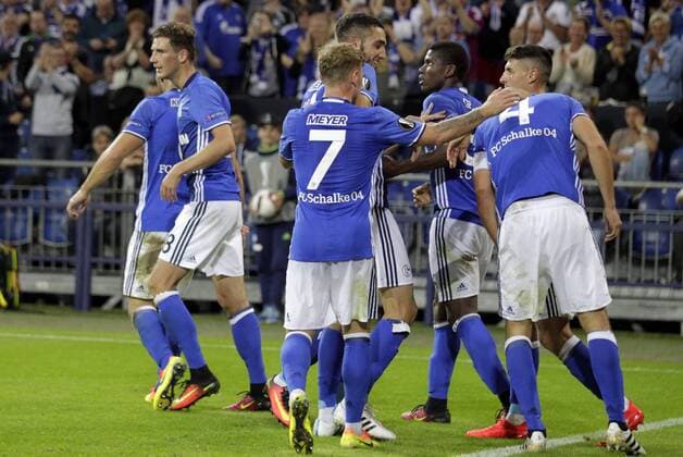 29.09.2016. Gelsenkirchen, Germany. UEFA Champions League. Schalke 04 versus FC Red Bull Salzburg Stadium Veltins Arena. Goal celebration by Benedikt H& xf6;wedes (Schalke 04) xlaurent.lairysx  ActionPlus11794604