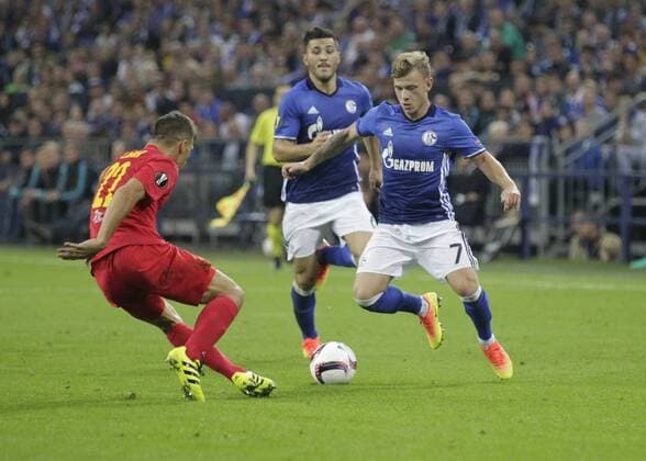 29.09.2016. Gelsenkirchen, Germany. UEFA Champions League. Schalke 04 versus FC Red Bull Salzburg Stadium Veltins Arena. Max Meyer in action as he takes on Lainer (salzburg) xlaurent.lairysx  ActionPlus11794606