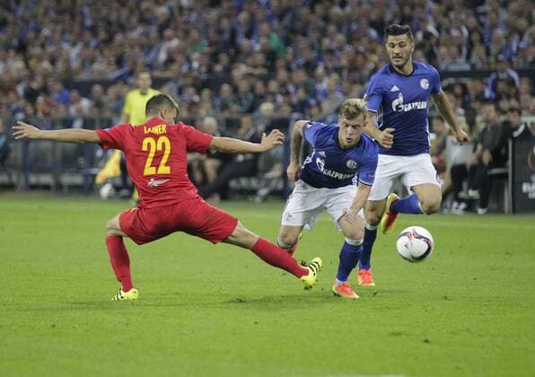 29.09.2016. Gelsenkirchen, Germany. UEFA Champions League. Schalke 04 versus FC Red Bull Salzburg Stadium Veltins Arena. Max Meyer in action as he takes on Lainer (salzburg) xlaurent.lairysx  ActionPlus11794607