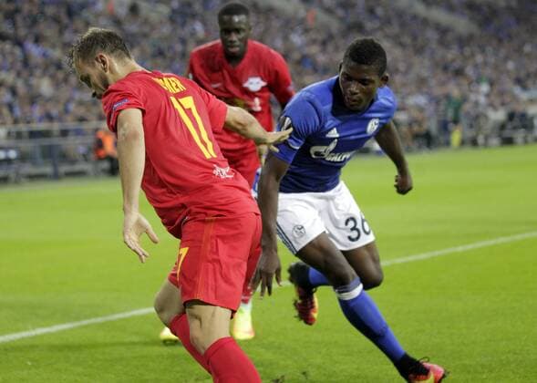 29.09.2016. Gelsenkirchen, Germany. UEFA Champions League. Schalke 04 versus FC Red Bull Salzburg Stadium Veltins Arena. Breel Embolo (Schalke 04) against Andreas Ulmer (Salzburg FC) xlaurent.lairysx  ActionPlus11794622