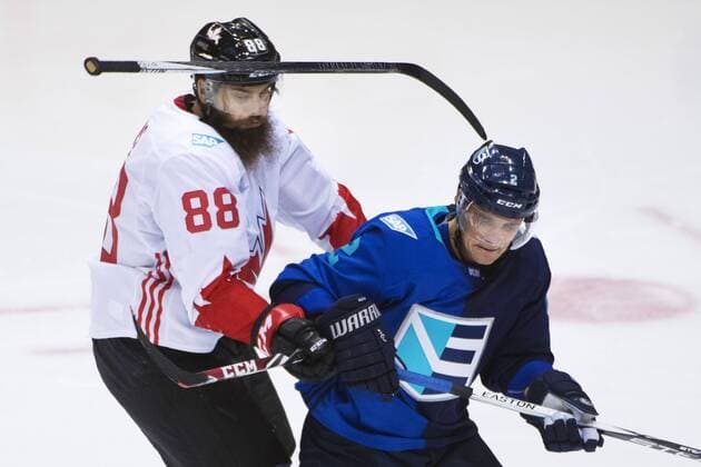 Kanadas Brent Burns, Europas Andrej Sekera - Toronto - Eishockey, World Cup of Hockey, Nationalteam Länderspiel, Finale, Europa vs. Kanada.  Copyright: JOELxMARKLUND BB160929JM017