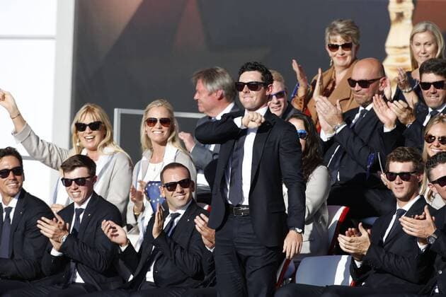 September 29, 2016: Chaska, MN, USA; Rory McIlroy pounds his chest as he is announced for the second pairing for Europe for the Friday morning matches during the opening ceremony for the 2016 Ryder Cup at Hazeltine National Golf Club in Chaska, MN. (Photo by Brian Spurlock Icon Sportswire) GOLF: SEP 29 PGA Golf Herren - Ryder Cup - Opening Ceremony Icon16092983 EDITORIAL USE ONLY