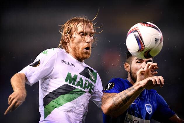 Sassuolo s Davide Biondini and Genk s Alejandro Pozuelo fight for the ball during a game on the second day of the group stage (group F) of the Europa League competition between Belgian soccer team KRC Genk and Italian club US Sassuolo Calcio in Genk, Thursday 29 September 2016. YORICKxJANSENS  x04944098x