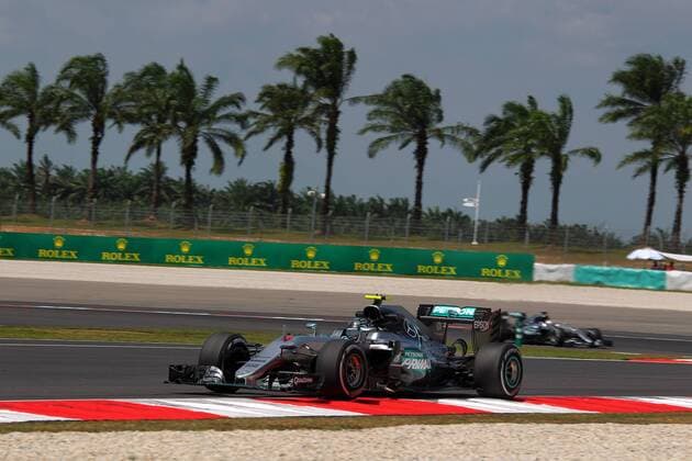 Formel 1, GP Malaysia, Freies Training Malaysian Grand Prix, Sepang 29 September - 2 October 2016 30.09.2016 - Free Practice 1, Nico Rosberg (GER) Mercedes AMG F1 W07 Hybrid leads Lewis Hamilton (GBR) Mercedes AMG F1 W07 Hybrid 