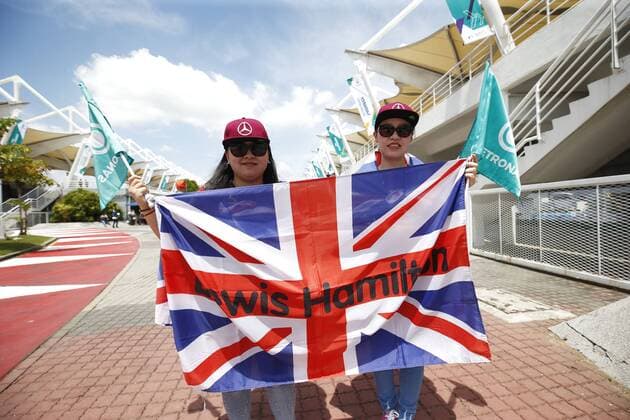 Motorsports: FIA Formula One World Championship WM Weltmeisterschaft 2016, Grand Prix of Malaysia, Fans of 44 Lewis Hamilton (GBR, Mercedes AMG Petronas Formula One Team), xHOCHxZWEIx