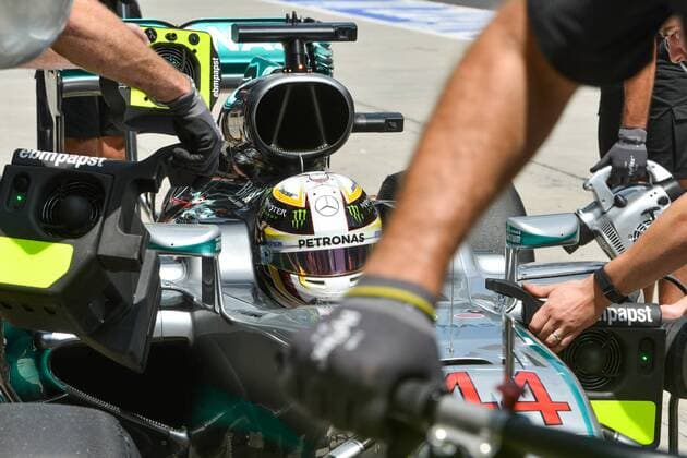 (160930) -- SEPANG, Sept. 30, 2016 -- Mercedes driver Lewis Hamilton of Britain stops at the pit during the second practice session of the Malaysian Formula One Grand Prix at the Sepang International Circuit in Sepang, Malaysia, Sept. 30, 2016. ) (SP)MALAYSIA-SEPANG-F1-PRACTICE SESSION ChongxVoonxChung 