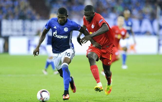 Fussball, UEFA Europe League, Herren, Saison 2016 2017, 2. Spieltag, VELTINS Arena Gelsenkirchen: FC Schalke 04, S04 (blau) - Red Bull Salzburg (rot) 3:1; Breel Embolo (S04), Dayot Upamecano (RB Salzburg), Aktion.